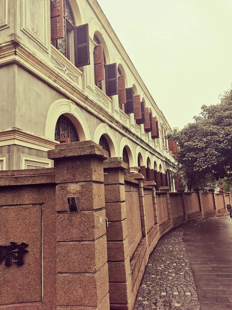 鼓浪嶼的萬(wàn)國(guó)建筑,歷史的真實(shí)訴說(shuō)!百年南洋紅磚洋樓,嶼其想念